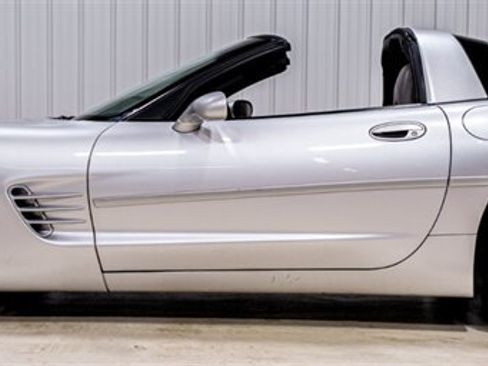 Used 2002 Chevrolet Corvette Coupe w/ Preferred Equipment Group1 RWD image 16