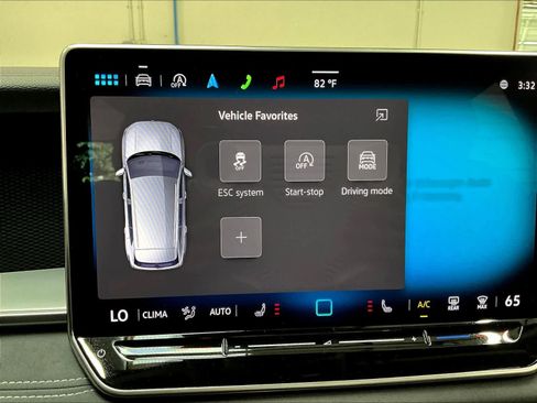 Used 2025 Volkswagen Tiguan SE w/ Panoramic Sunroof Package image 39