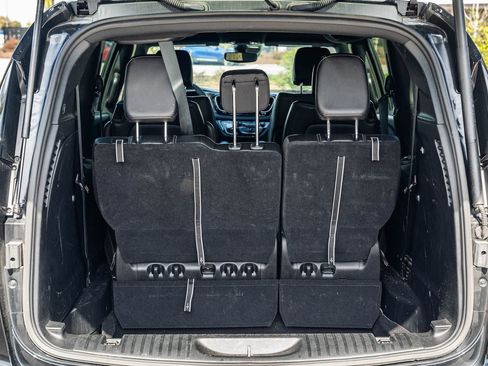 Used 2025 Chrysler Pacifica Select image 18