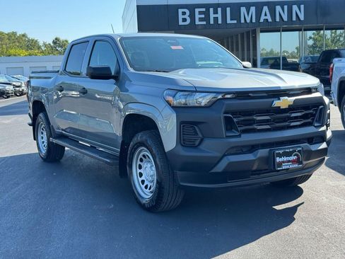 Used 2025 Chevrolet Colorado W/T RWD image 2