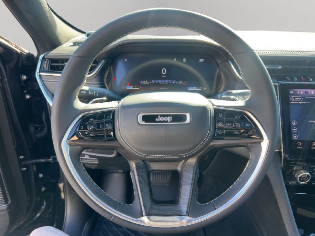 Used 2023 Jeep Grand Cherokee Overland w/ Luxury Tech Group IV AWD/4WD image 15