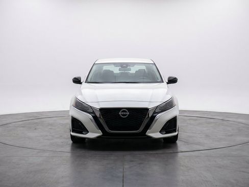 Used 2025 Nissan Altima 2.5 SV FWD image 2