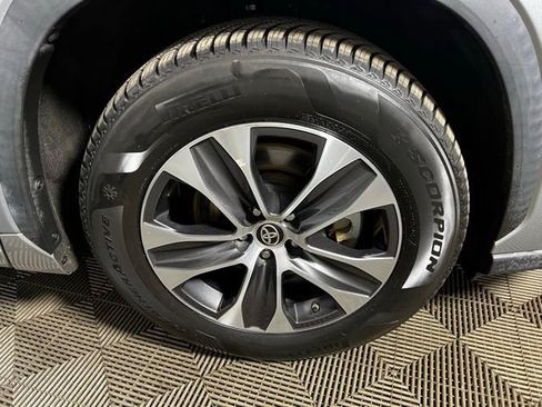 Used 2020 Toyota Highlander XLE image 32