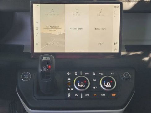 Used 2025 Land Rover Defender 110 X-Dynamic SE image 9