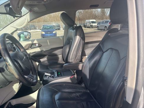 Used 2018 Chrysler Pacifica Touring-L image 21