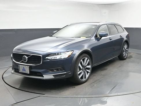 Used 2022 Volvo V90 B6 Cross Country AWD/4WD image 3