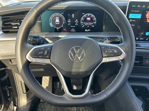New 2026 Volkswagen Tiguan SE FWD image 19
