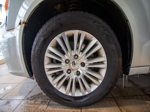 Used 2012 Chrysler Town & Country Limited image 14