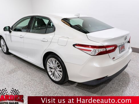 Used 2019 Toyota Camry XLE image 3
