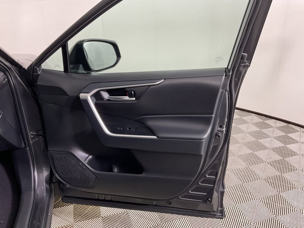 Used 2025 Toyota RAV4 XLE FWD image 27