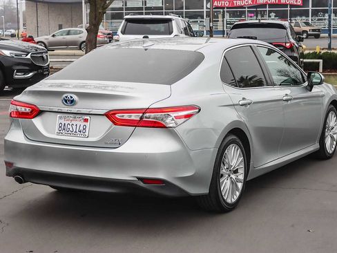 Used 2018 Toyota Camry XLE image 4