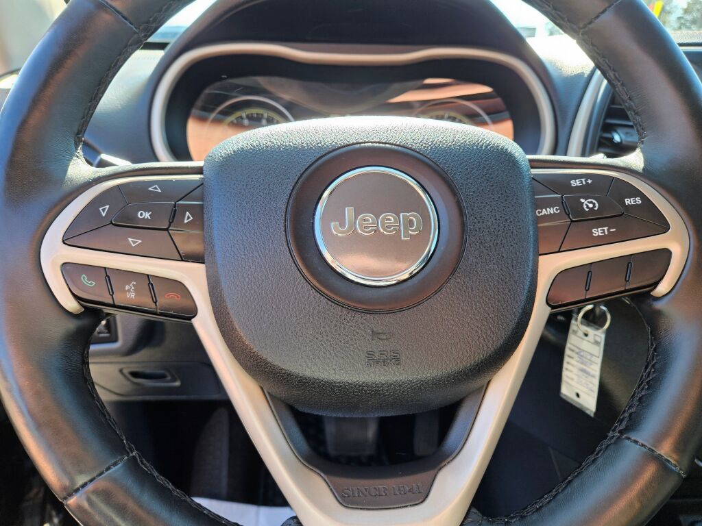 Used 2017 Jeep Cherokee Latitude w/ Cold Weather Group AWD/4WD image 19