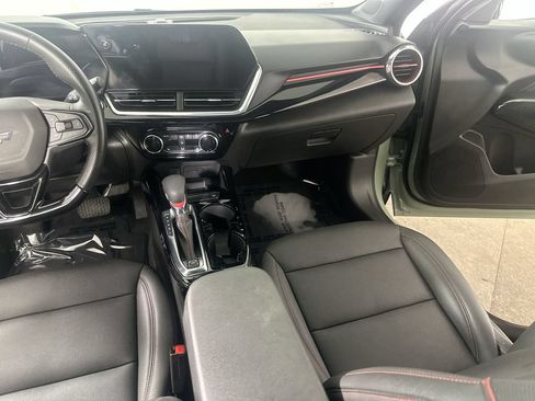 Used 2024 Chevrolet Trax RS w/ Sunroof Package FWD image 19
