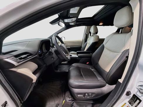 Used 2025 Toyota Sienna Limited AWD/4WD image 17