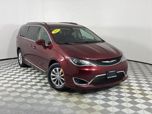 Used 2019 Chrysler Pacifica Touring-L FWD image 2
