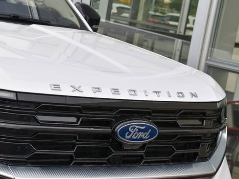 Used 2025 Ford Expedition Max Platinum AWD/4WD image 13