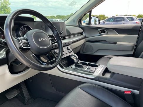 Used 2024 Kia Carnival LX FWD image 18