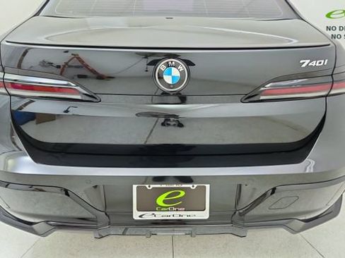 Used 2023 BMW 740i w/ Parking Assistance Package RWD image 11