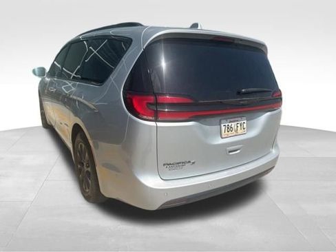Used 2022 Chrysler Pacifica Touring-L w/ Uconnect Theater Family Group FWD image 6