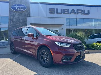 Used 2021 Chrysler Pacifica Touring-L w/ Uconnect Theater Family Group