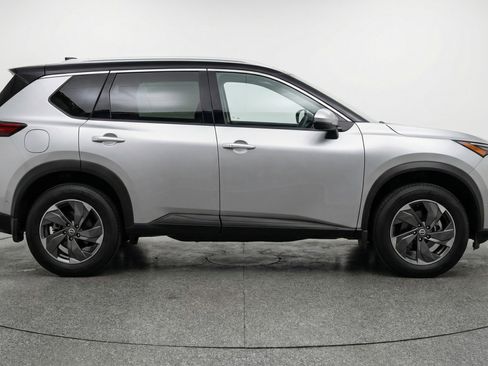 Used 2025 Nissan Rogue SV image 11