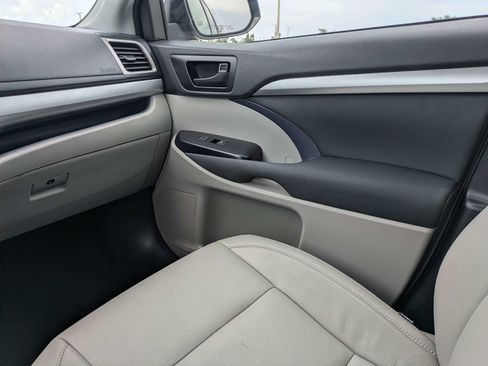 Used 2019 Toyota Highlander LE AWD/4WD image 18