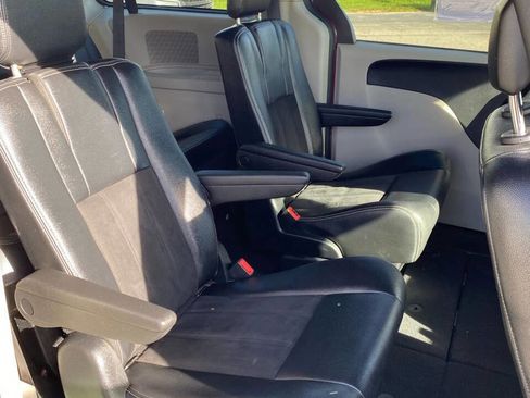 Used 2020 Dodge Grand Caravan SXT image 29