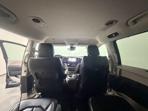 Used 2023 Chrysler Pacifica Touring-L FWD image 26