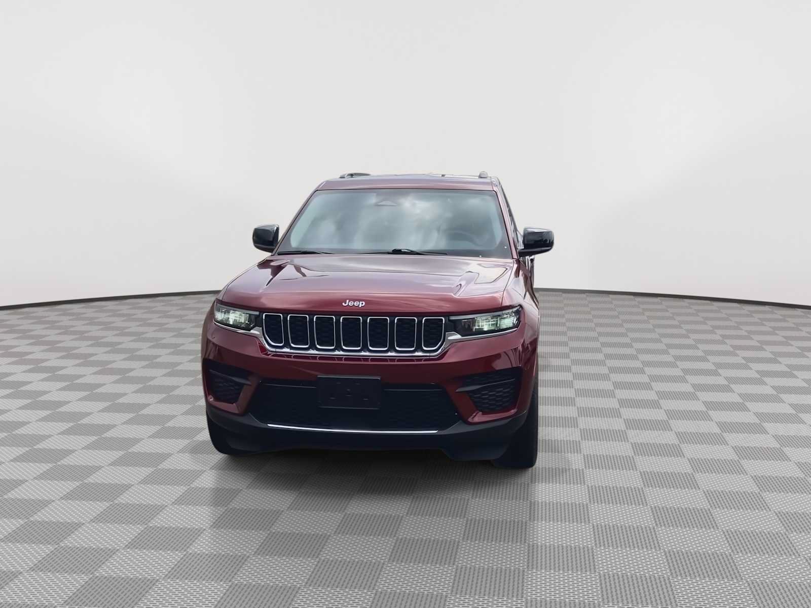Used 2023 Jeep Grand Cherokee Laredo AWD/4WD image 3