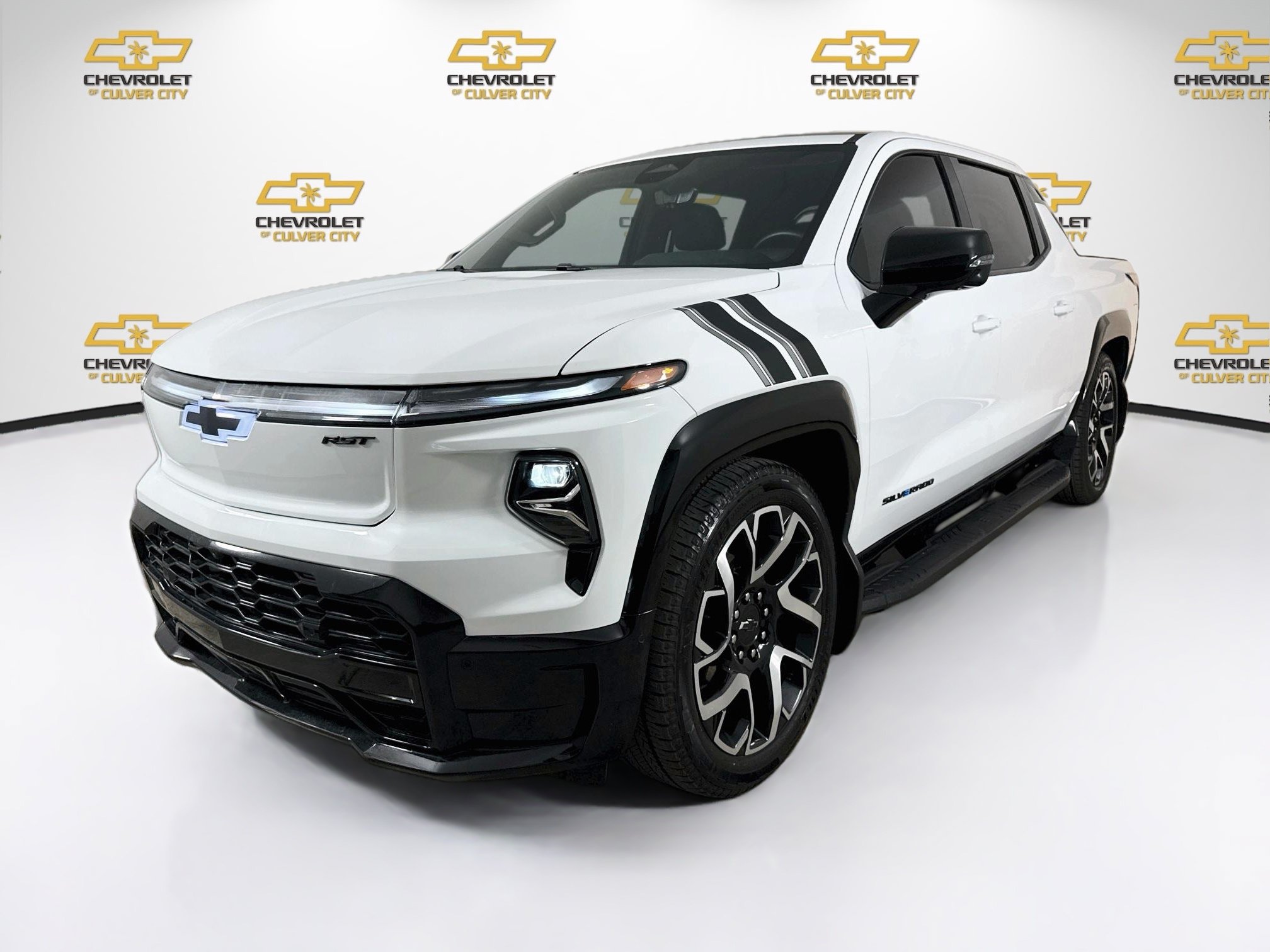 Used 2024 Chevrolet Silverado EV RST AWD/4WD image 3