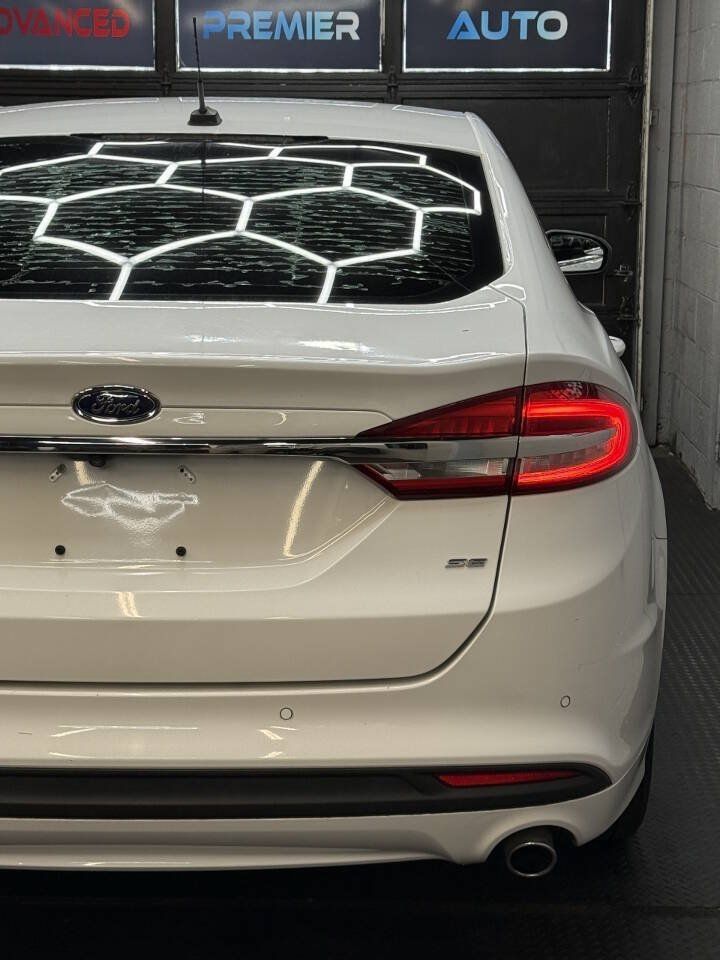 Used 2018 Ford Fusion SE w/ Fusion SE Technology Package FWD image 10