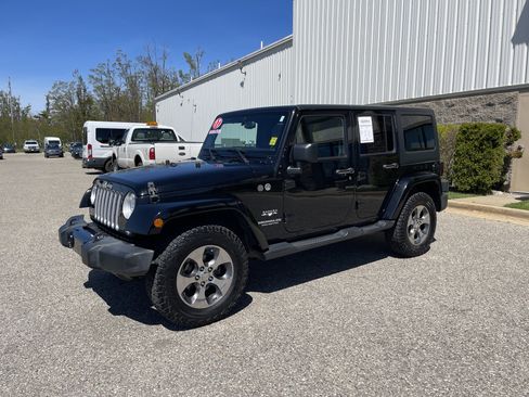 Used 2017 Jeep Wrangler Unlimited Sahara AWD/4WD image 7