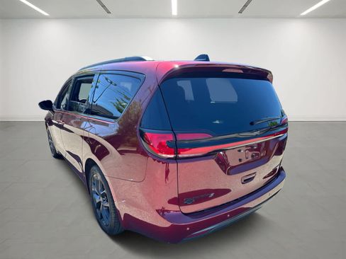 Used 2023 Chrysler Pacifica Limited w/ S Appearance Package FWD image 4