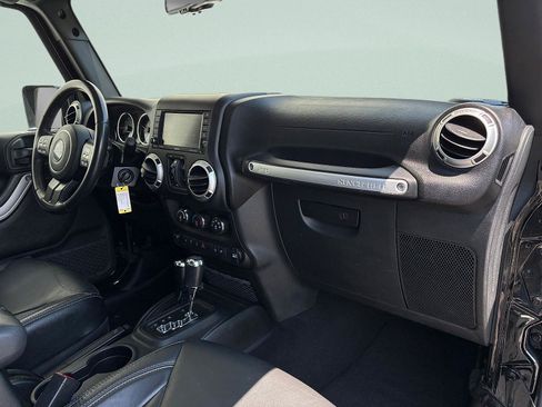 Used 2018 Jeep Wrangler Unlimited Sahara w/ Connectivity Group AWD/4WD image 31