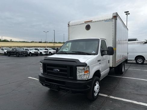 Used 2018 Ford E-350 and Econoline 350 Super Duty w/ Power Windows & Locks Group RWD image 4