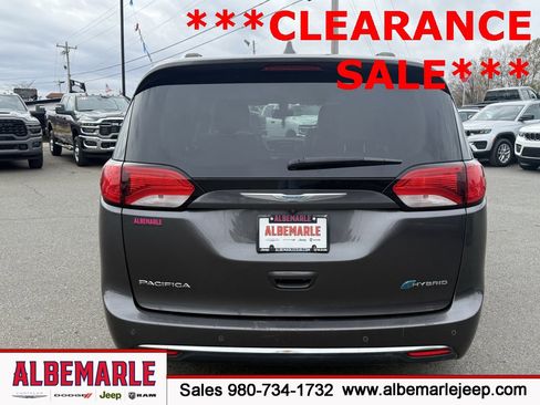 Used 2018 Chrysler Pacifica Limited image 4