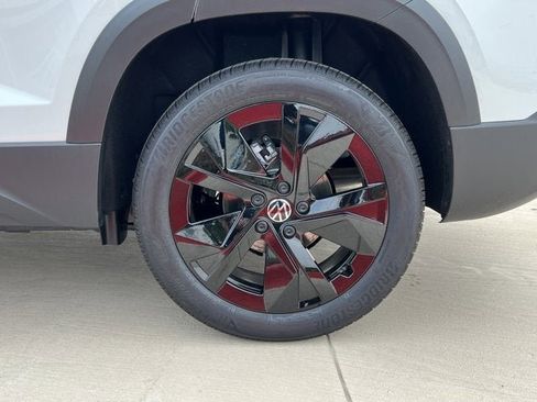 New 2025 Volkswagen Taos SE image 9