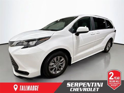 Used 2025 Toyota Sienna LE image 1
