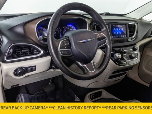 Used 2020 Chrysler Voyager LX FWD image 5