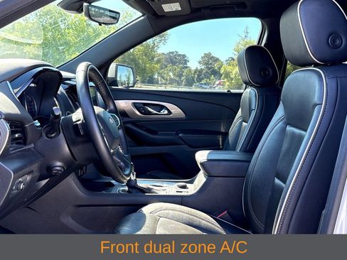 Used 2023 Chevrolet Traverse Premier FWD image 11