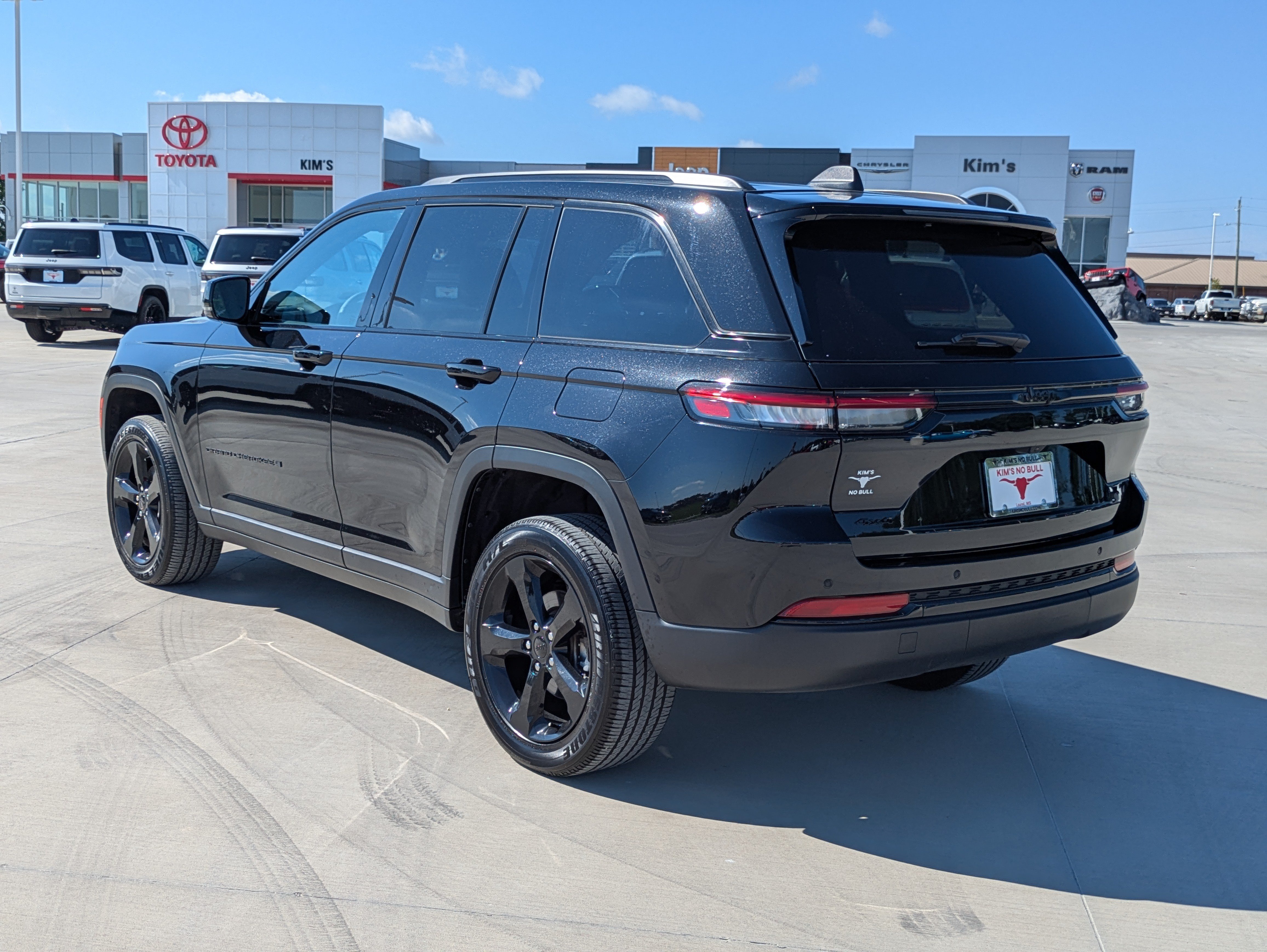 Used 2025 Jeep Grand Cherokee Altitude AWD/4WD image 3