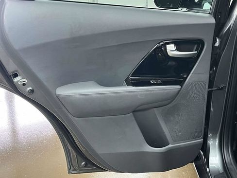 Used 2017 Kia Niro EX FWD image 16