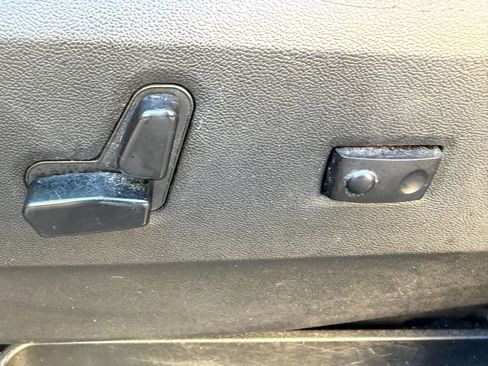 Used 2014 Chrysler Town & Country Touring FWD image 22