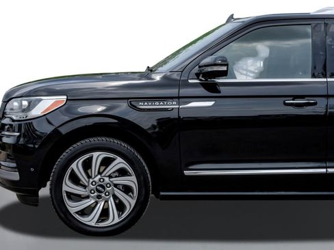 Used 2024 Lincoln Navigator Reserve image 10