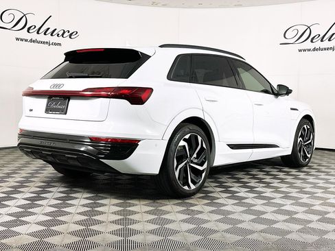 Used 2024 Audi Q8 e-tron Premium Plus w/ Premium Plus Package image 6