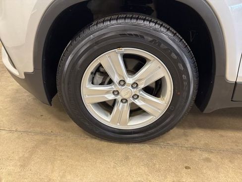 Used 2019 Chevrolet Trax LT w/ LT Convenience Package image 12