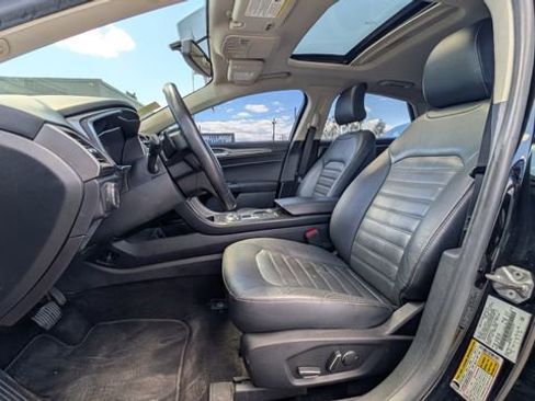 Used 2018 Ford Fusion SE w/ Fusion SE Technology Package FWD image 3