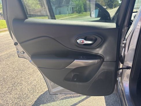 Used 2019 Jeep Cherokee Latitude Plus w/ Cold Weather Group image 19