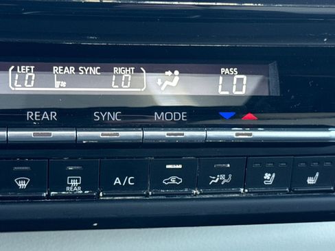 Used 2025 Toyota Sienna Limited image 30