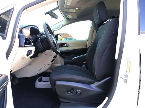 Used 2022 Chrysler Voyager LX image 20